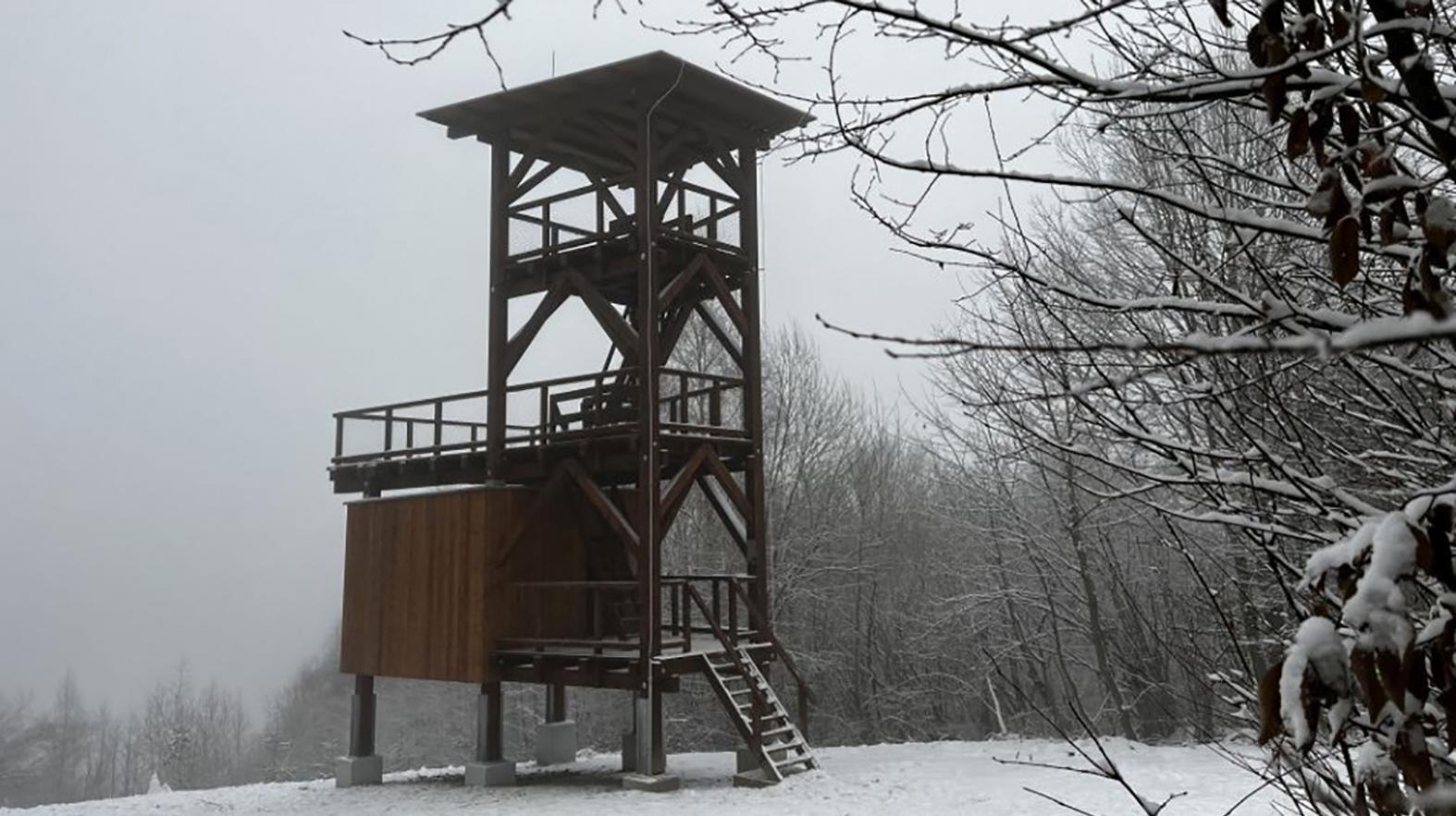 Súčasťou novej vyhliadkovej veže nad mestom je útulňa