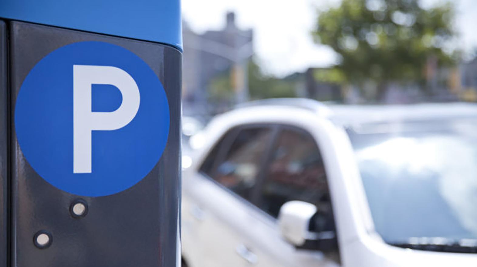 V uliciach Trnavy pribúdajú parkovacie automaty s rozšírenými funkciami