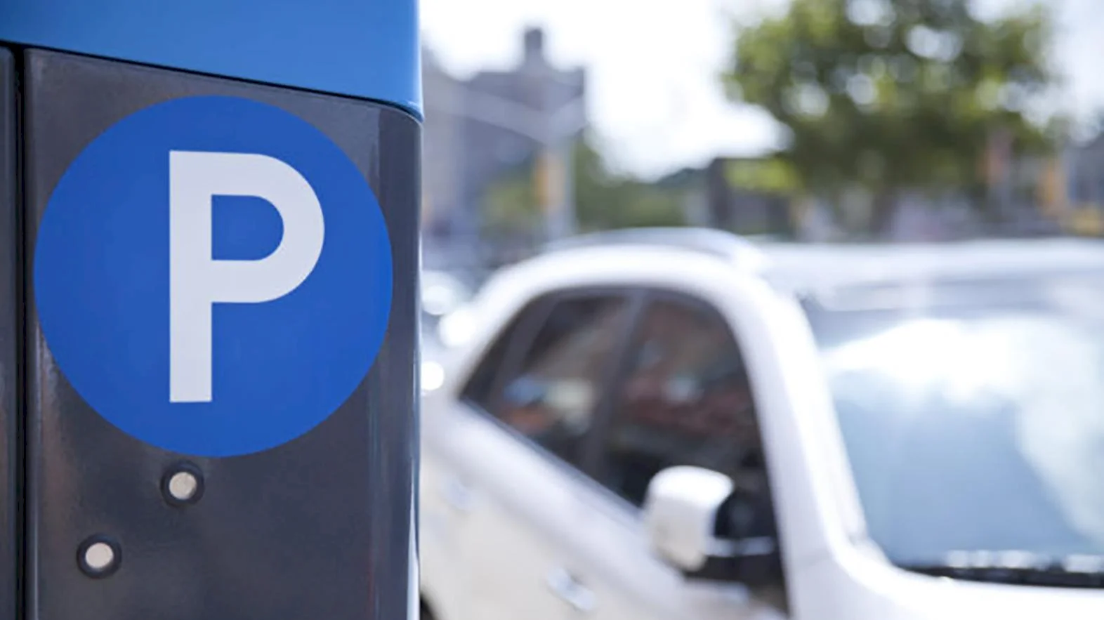 V uliciach Trnavy pribúdajú parkovacie automaty s rozšírenými funkciami