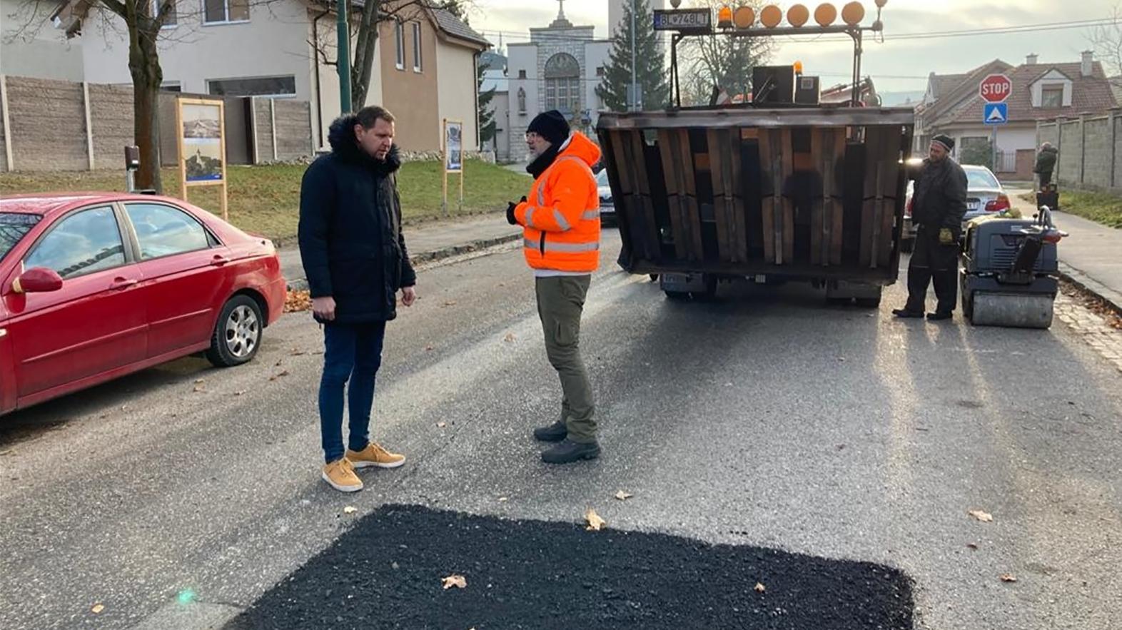 V Lamači opravujú výtlky špeciálnou ekologickou technológiou
