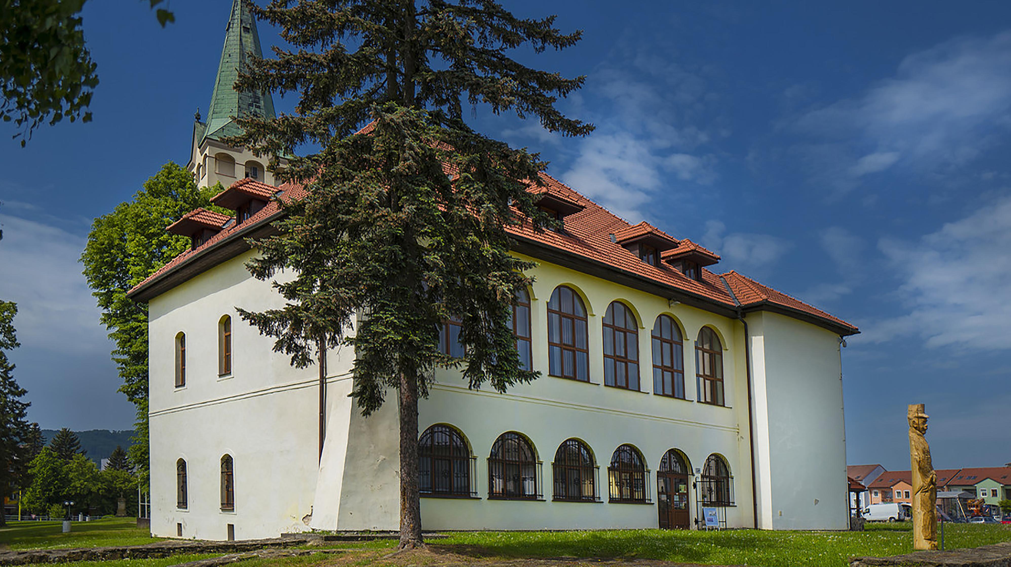 Stropkov vydal kalendár s historickými pohľadnicami