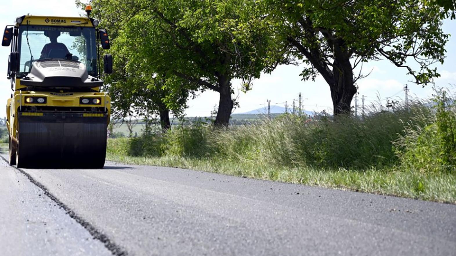 Obec Holčíkovce získala dotáciu na opravu ciest, obnovia ich po 40 rokoch