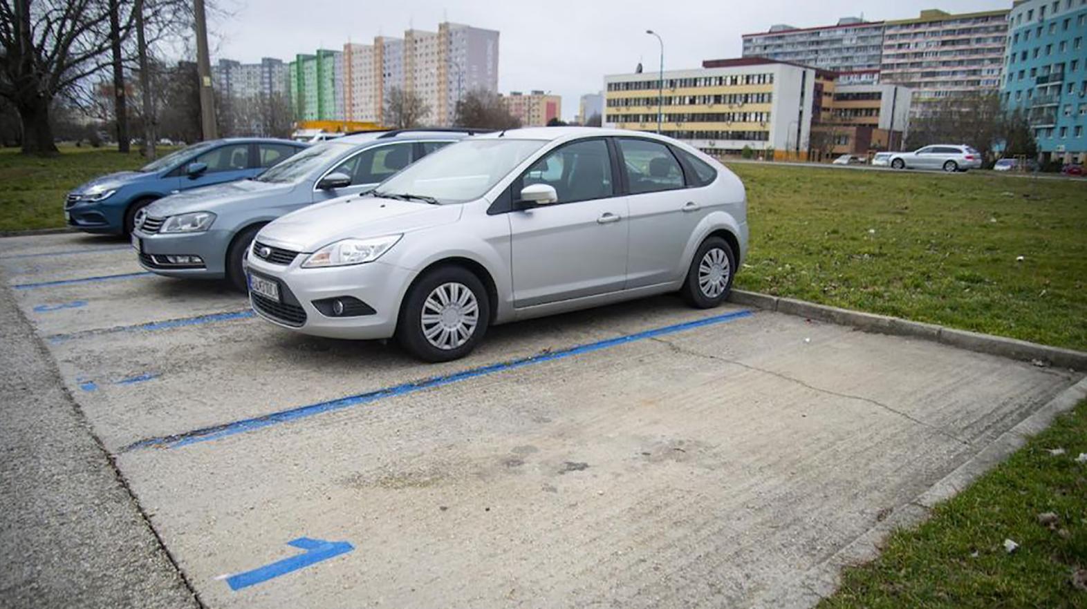 O týždeň začína v prvých lokalitách mesta platiť parkovacia politika