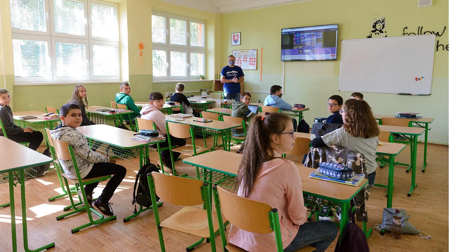 Školy získajú vyše 289 000 eur na kompenzáciu poplatkov v ŠKD pre žiakov