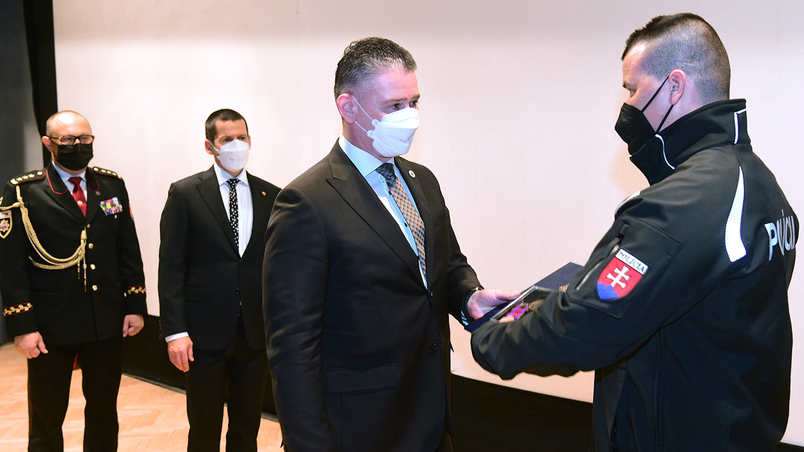 Minister vnútra v Košiciach ocenil policajtov a odovzdal do užívania novú budovu