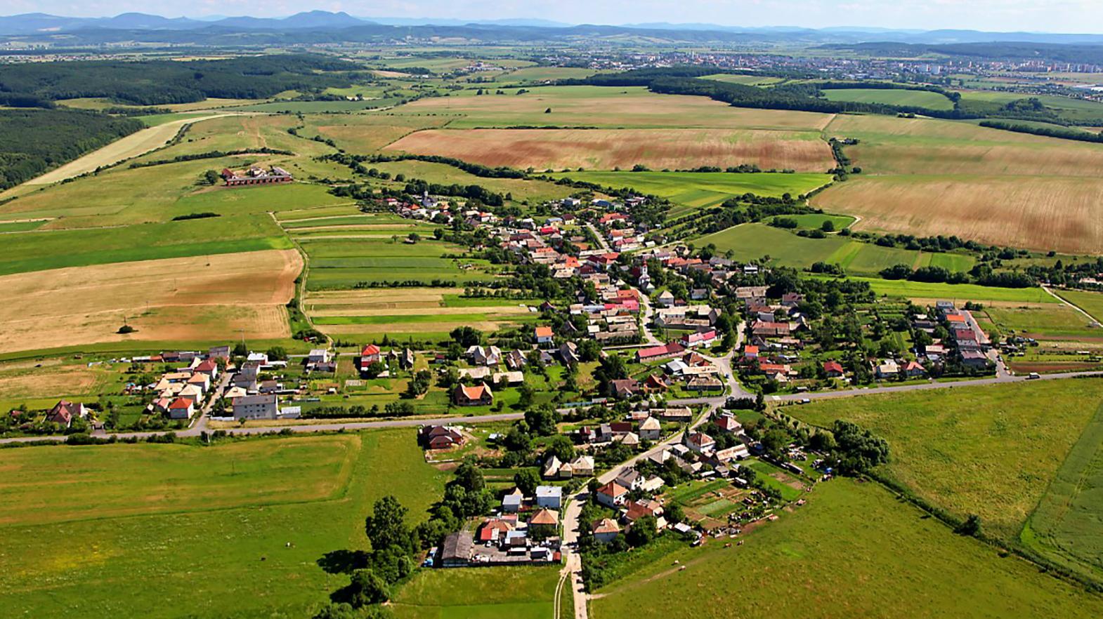 V okrese Poltár pribúdajú nové zastávky a parkoviská podporené MAS Hornohrad