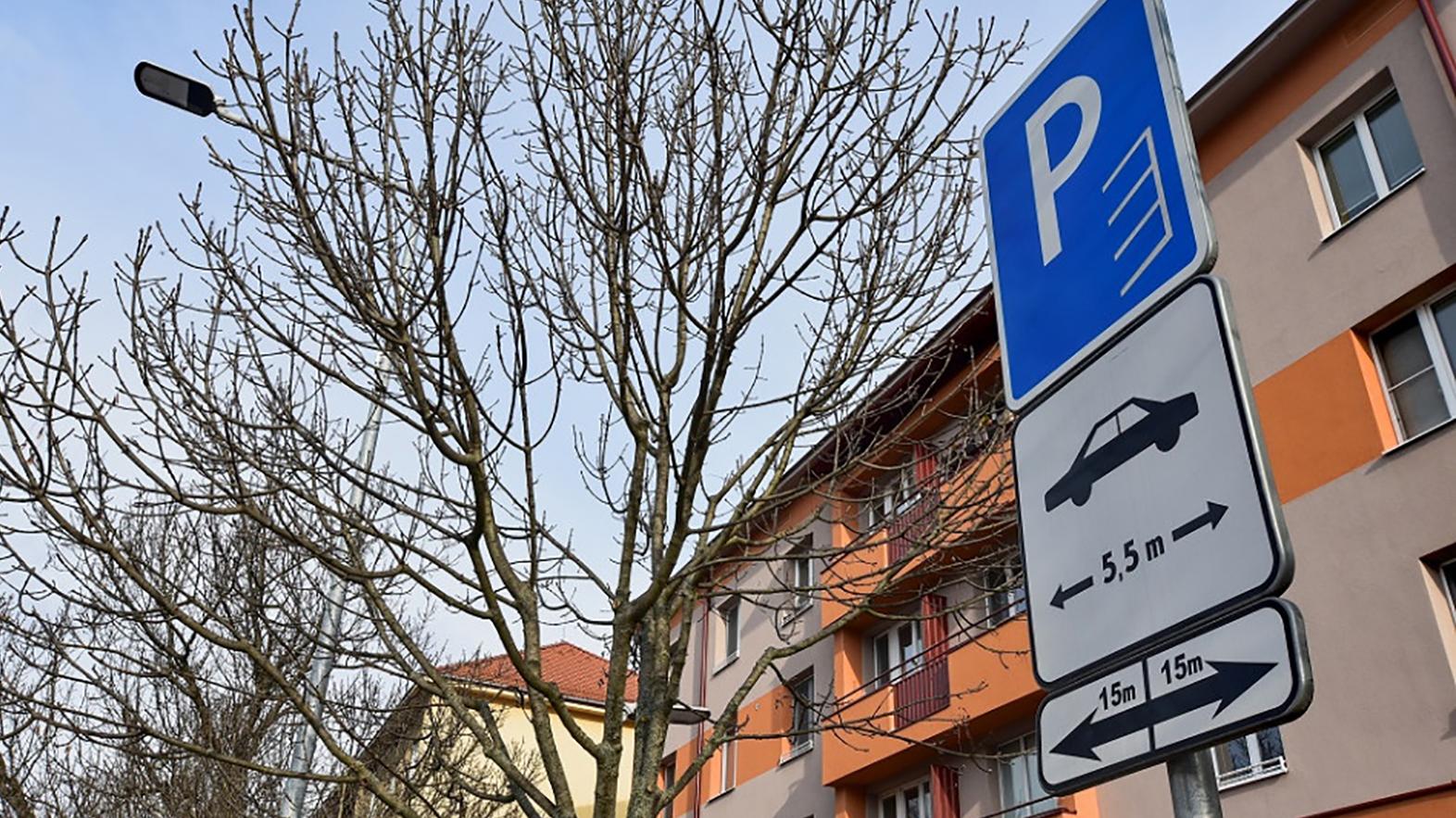 Parkovanie na chodníkoch je od utorka obmedzené, novela je už účinná
