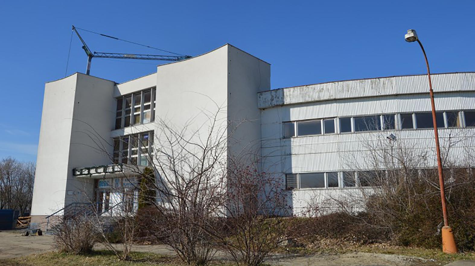 V Šali začala rekonštrukcia strechy plavárne
