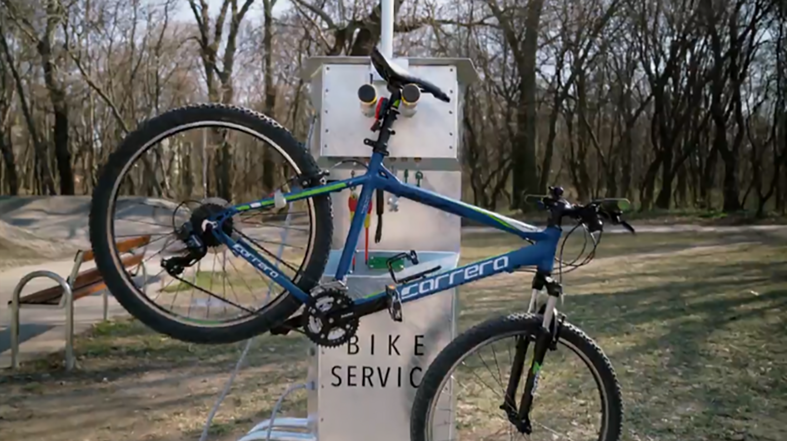 V Petržalke vytvorili nový prototyp servisného cyklostojana