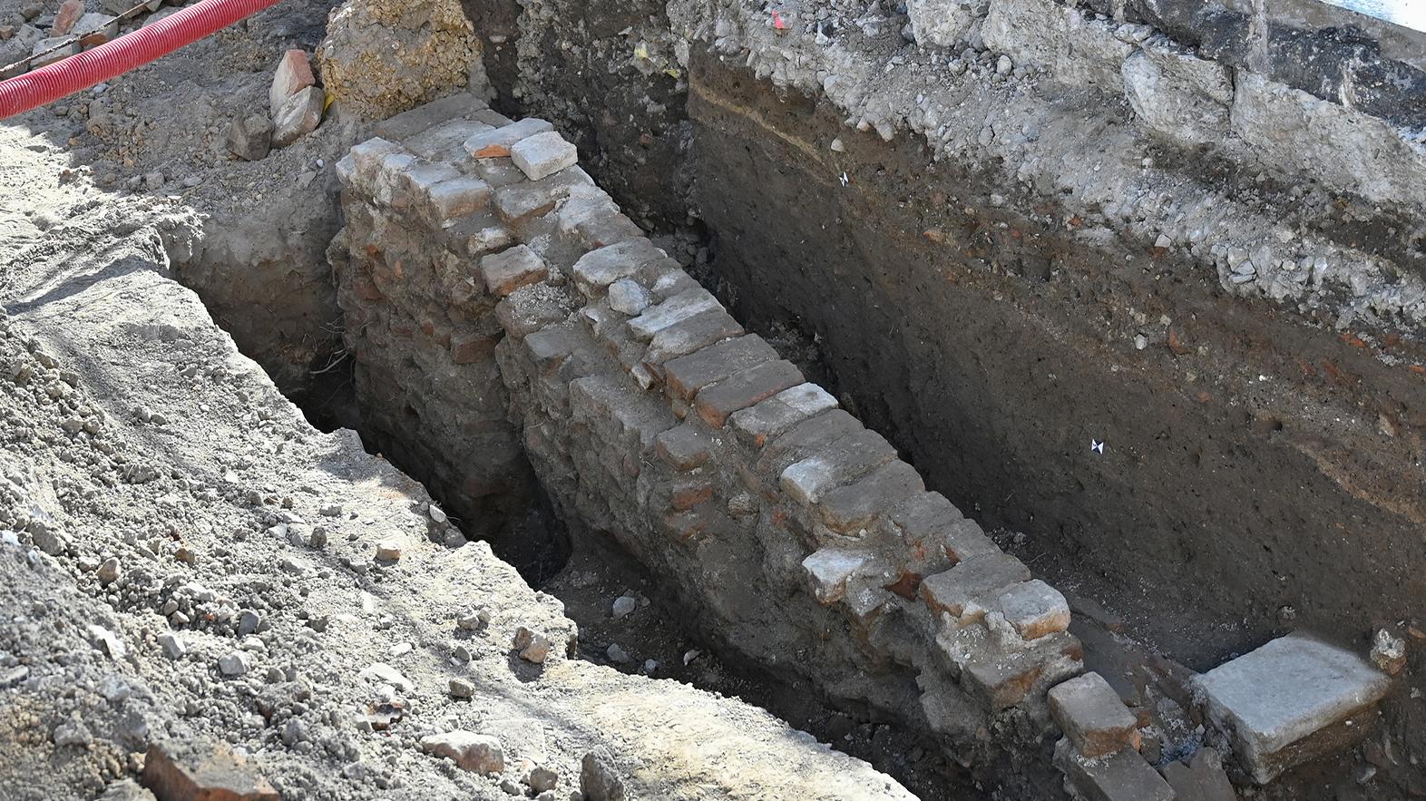 Pri Ružovom parku odhalili vykopávky ďalšiu časť barbakanu
