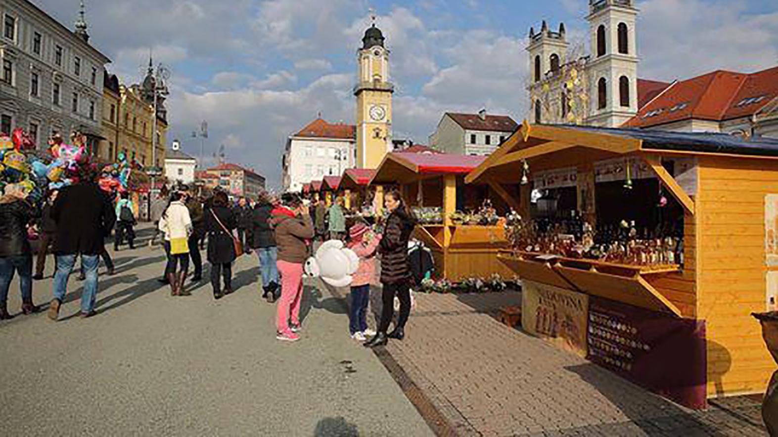 Veľkonočné trhy sa po dvoch rokoch pandémie opäť vrátili na námestie