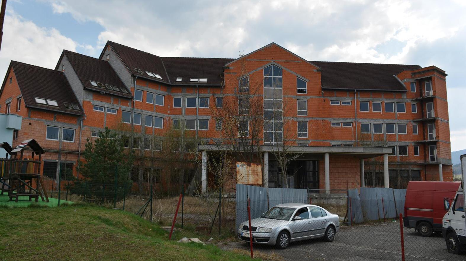 Zatiaľ nie je jasné, čo bude s nedokončenou budovou okresného úradu
