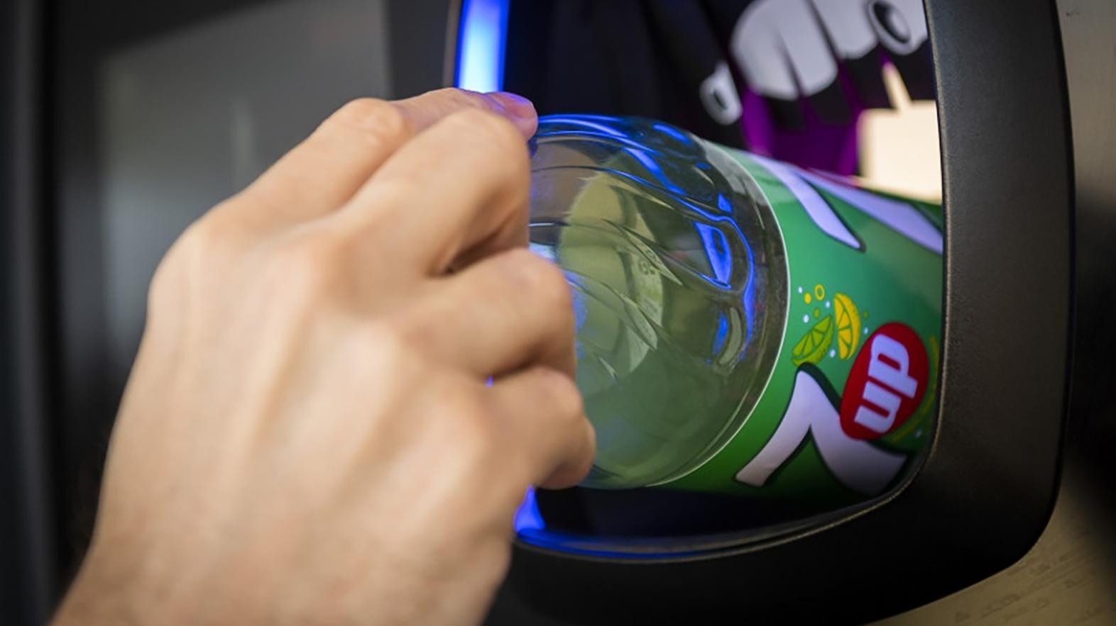 Obchodníci majú problém so zvozom vyzbieraných zálohovaných fliaš