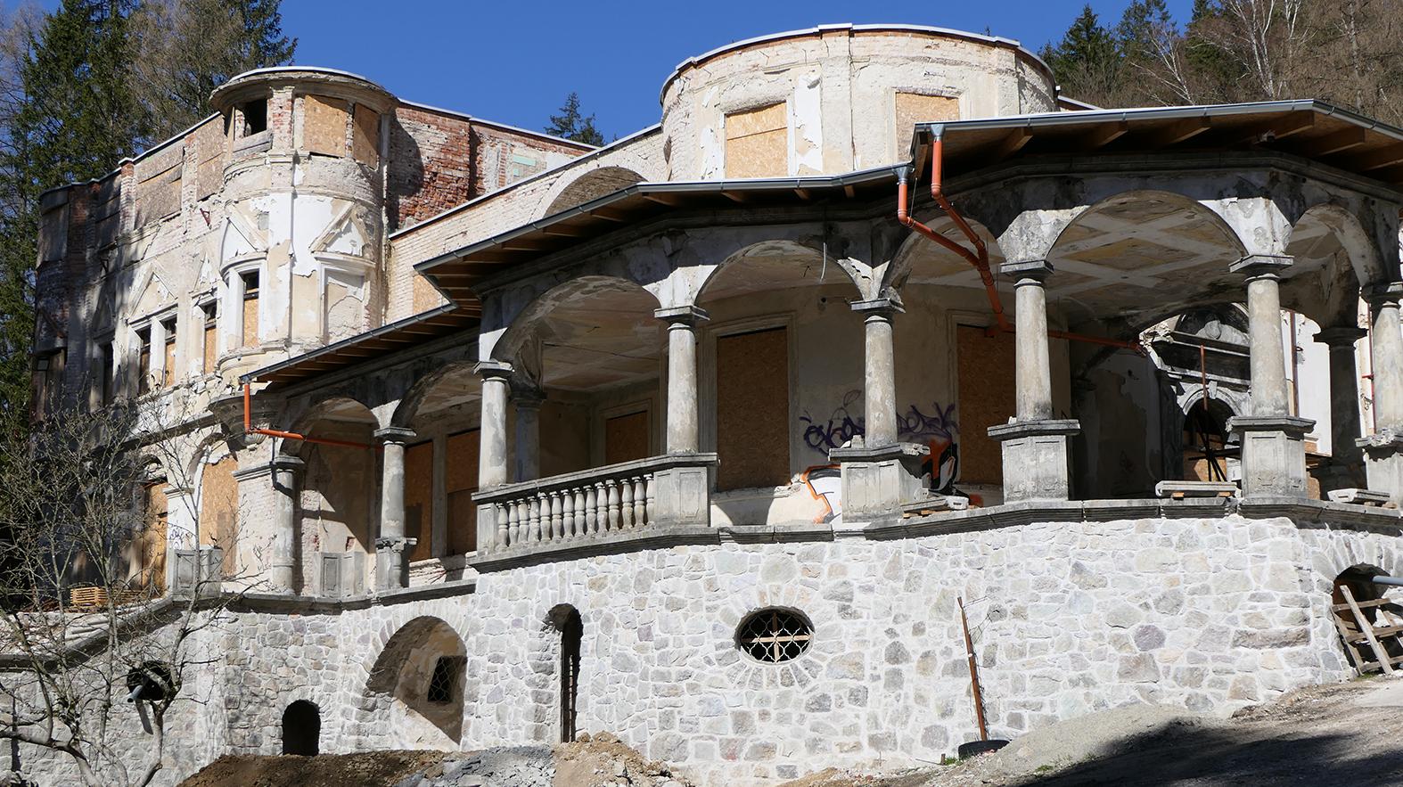 Zámok Kunerad bude mať opäť strechu s bridlicovou strešnou krytinou