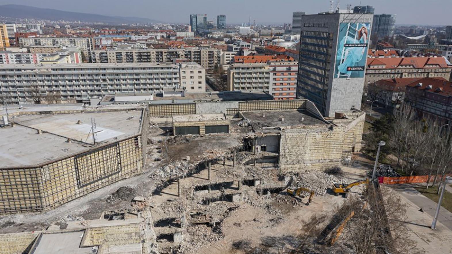 O mramorový obklad z Domu odborov prejavili záujem divadlo i školy
