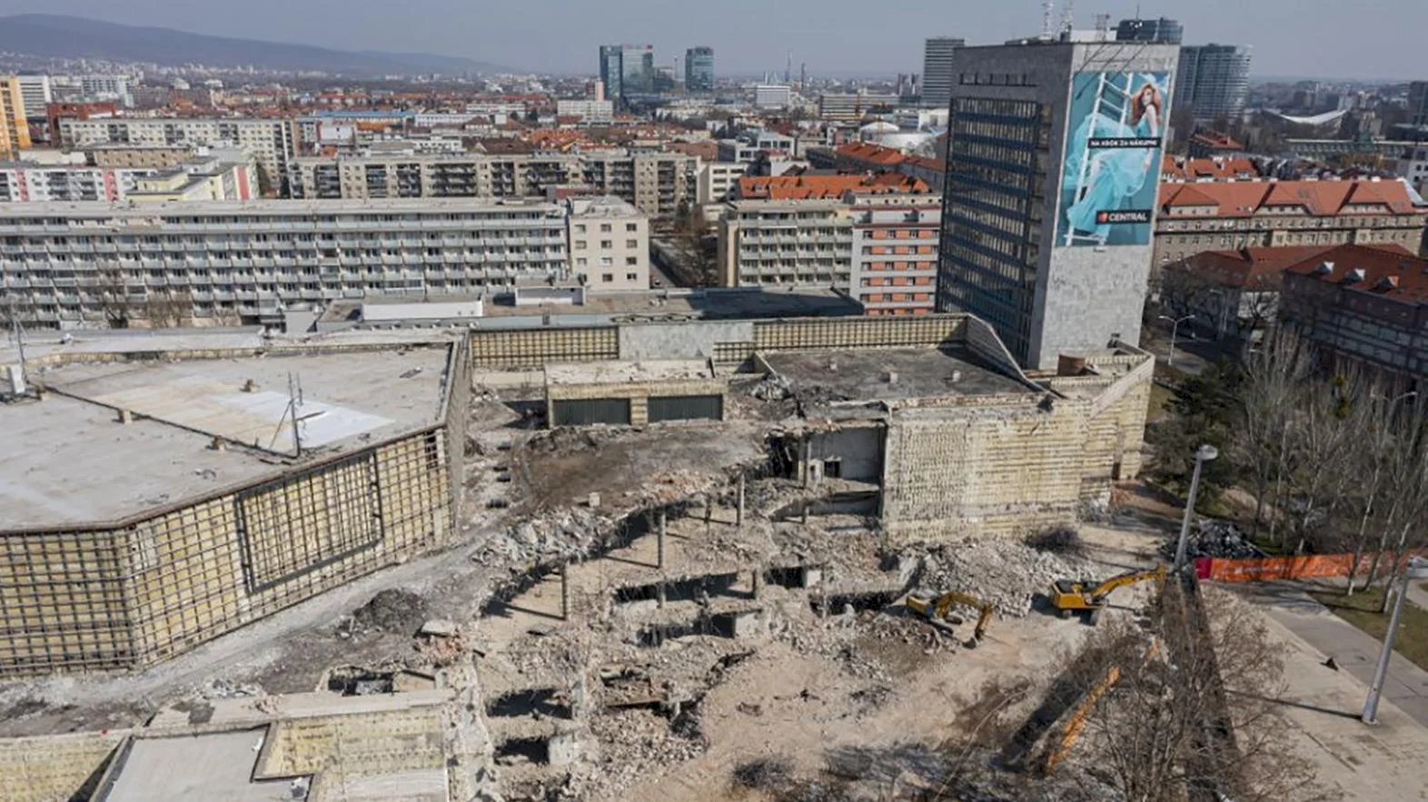 O mramorový obklad z Domu odborov prejavili záujem divadlo i školy