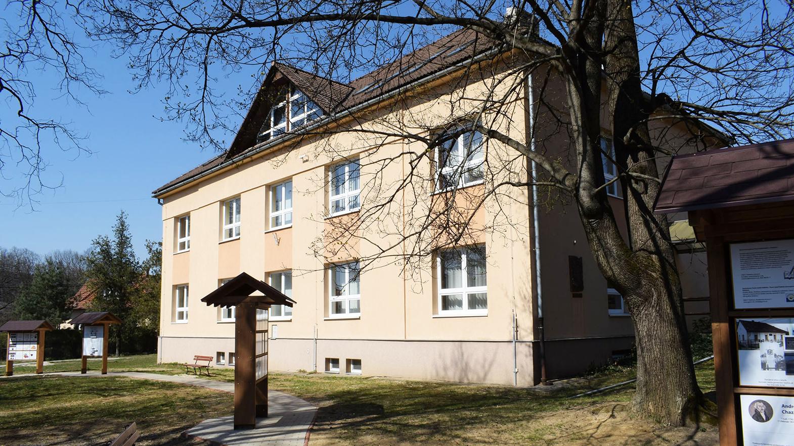V zážitkovo-informačnej záhrade knižnice pribudla knižná oáza