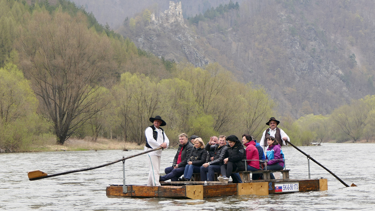 Pltníci začali voziť ľudí na Váhu opäť v tradičnom jarnom termíne