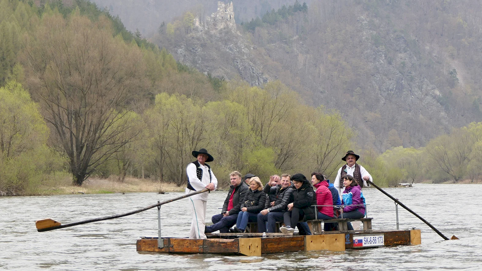 Pltníci začali voziť ľudí na Váhu opäť v tradičnom jarnom termíne