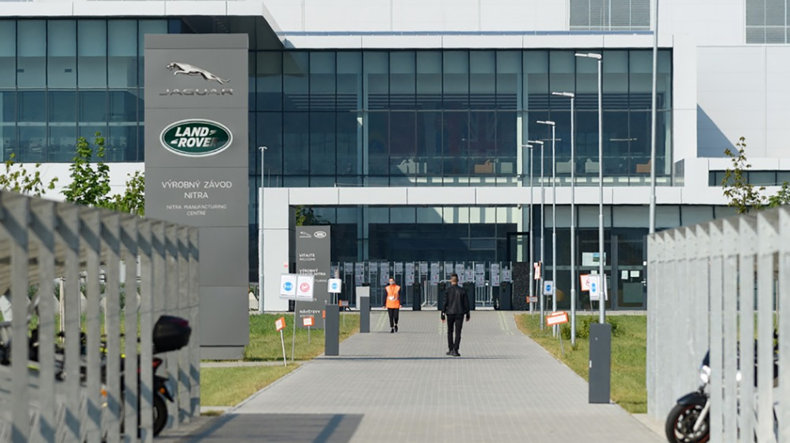 V nitrianskom Jaguar Land Rover maturovali prví študenti duálneho vzdelávania