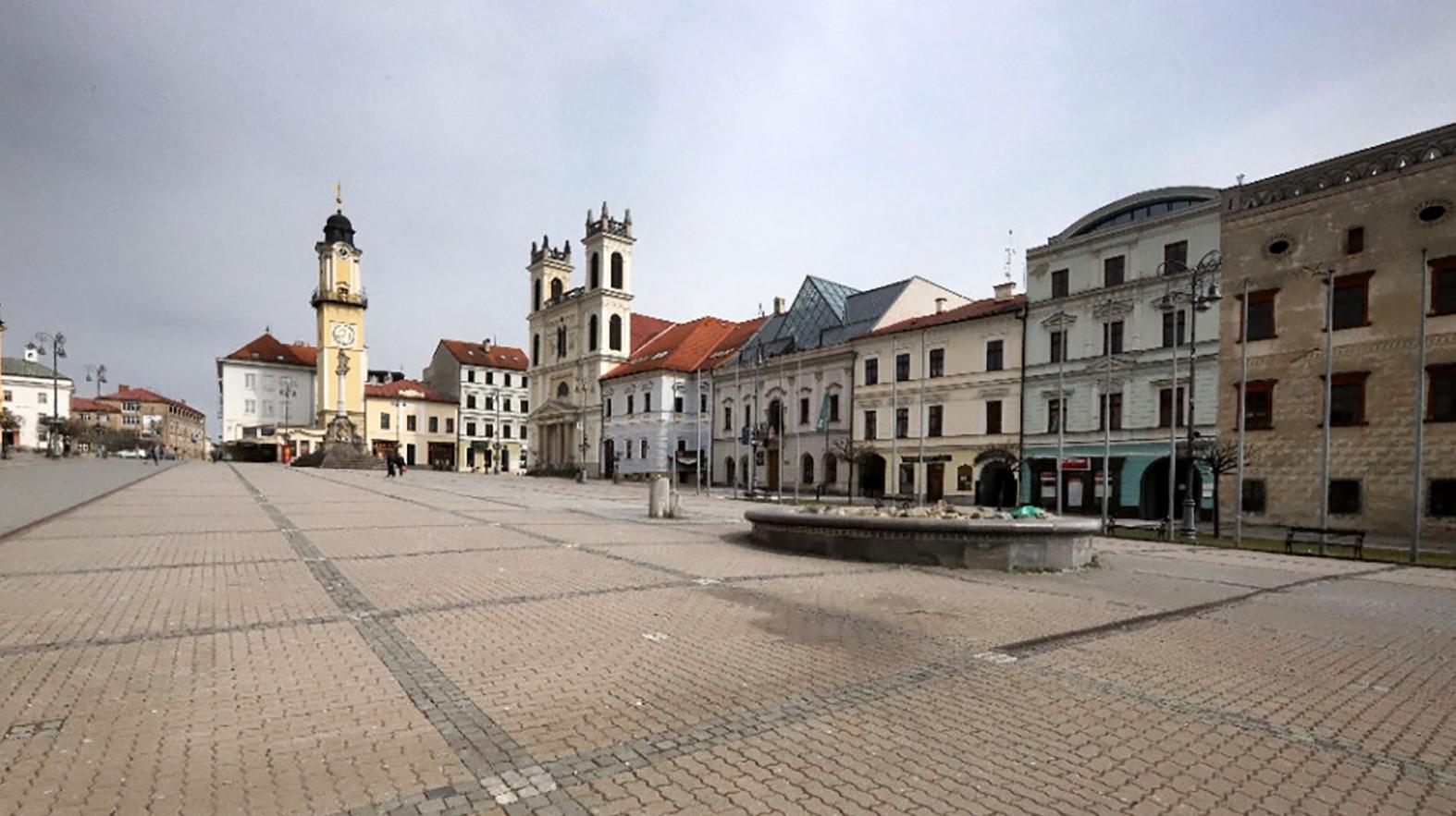 B. Bystrica sa pripojila k štrajkovej pohotovosti, vlajku stiahla na pol žrde