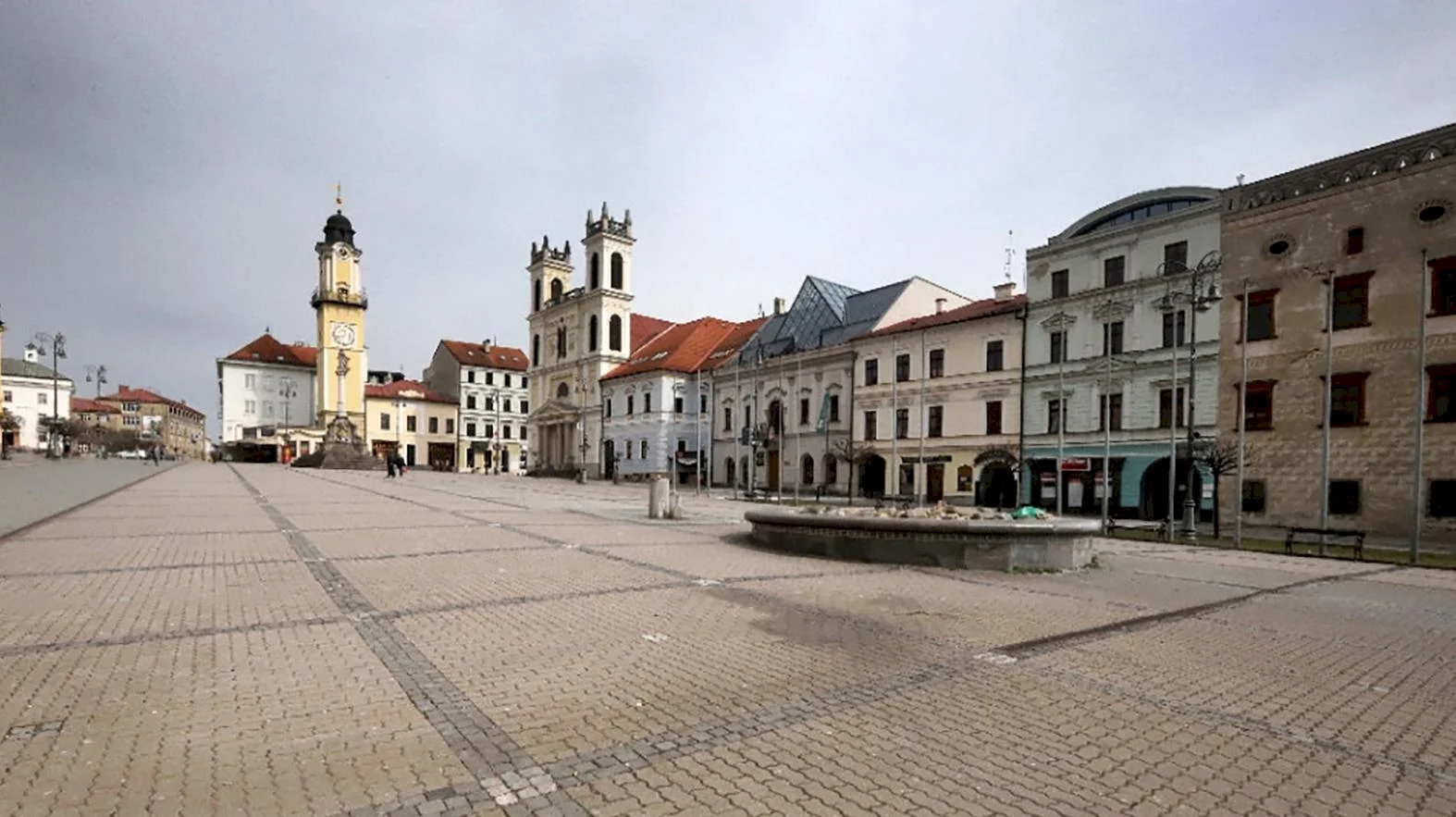 B. Bystrica sa pripojila k štrajkovej pohotovosti, vlajku stiahla na pol žrde