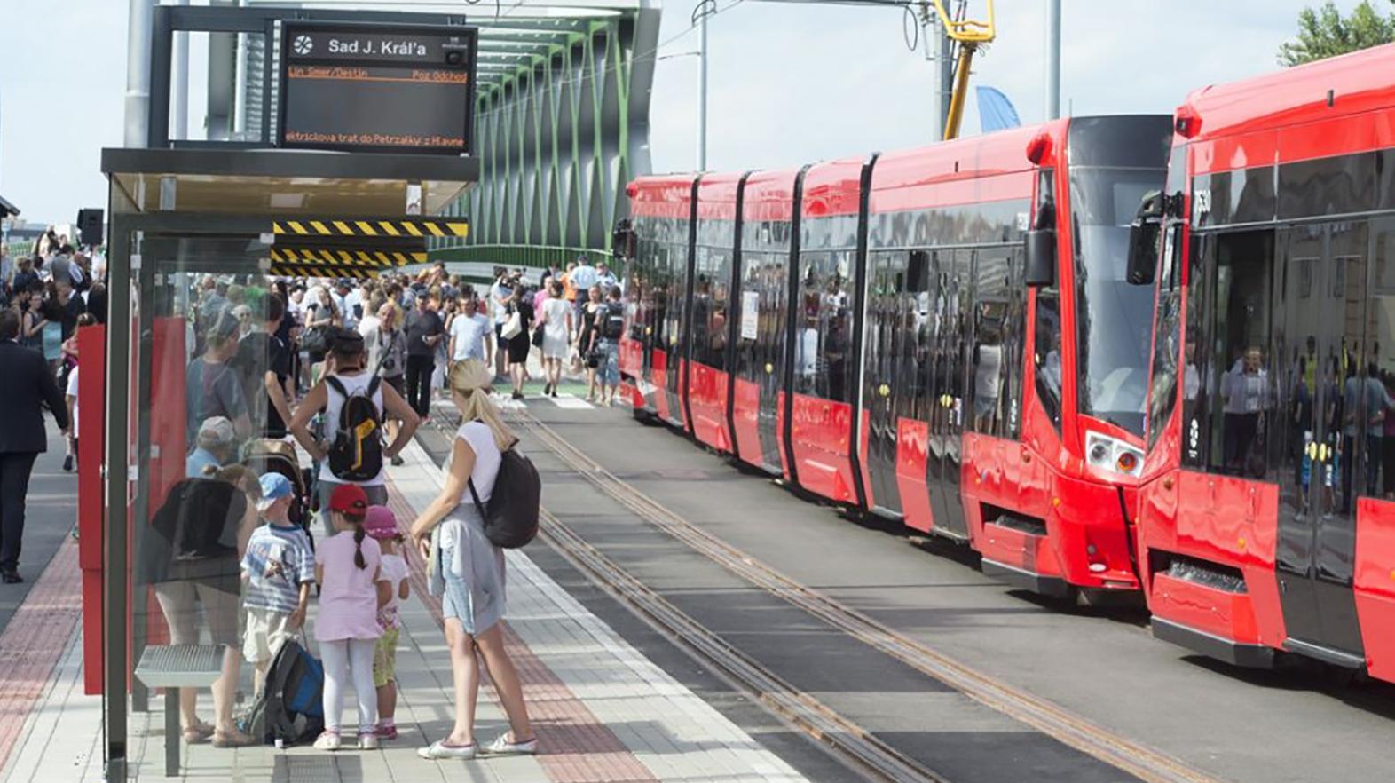 Výstavbu električkovej trate v Petržalke komplikujú nezhody