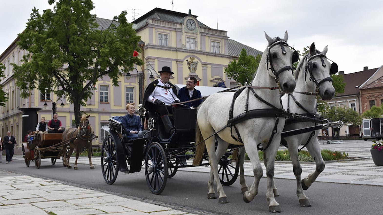 Letnú sezónu na Liptove otvorili na konskom koči a v historických kostýmoch
