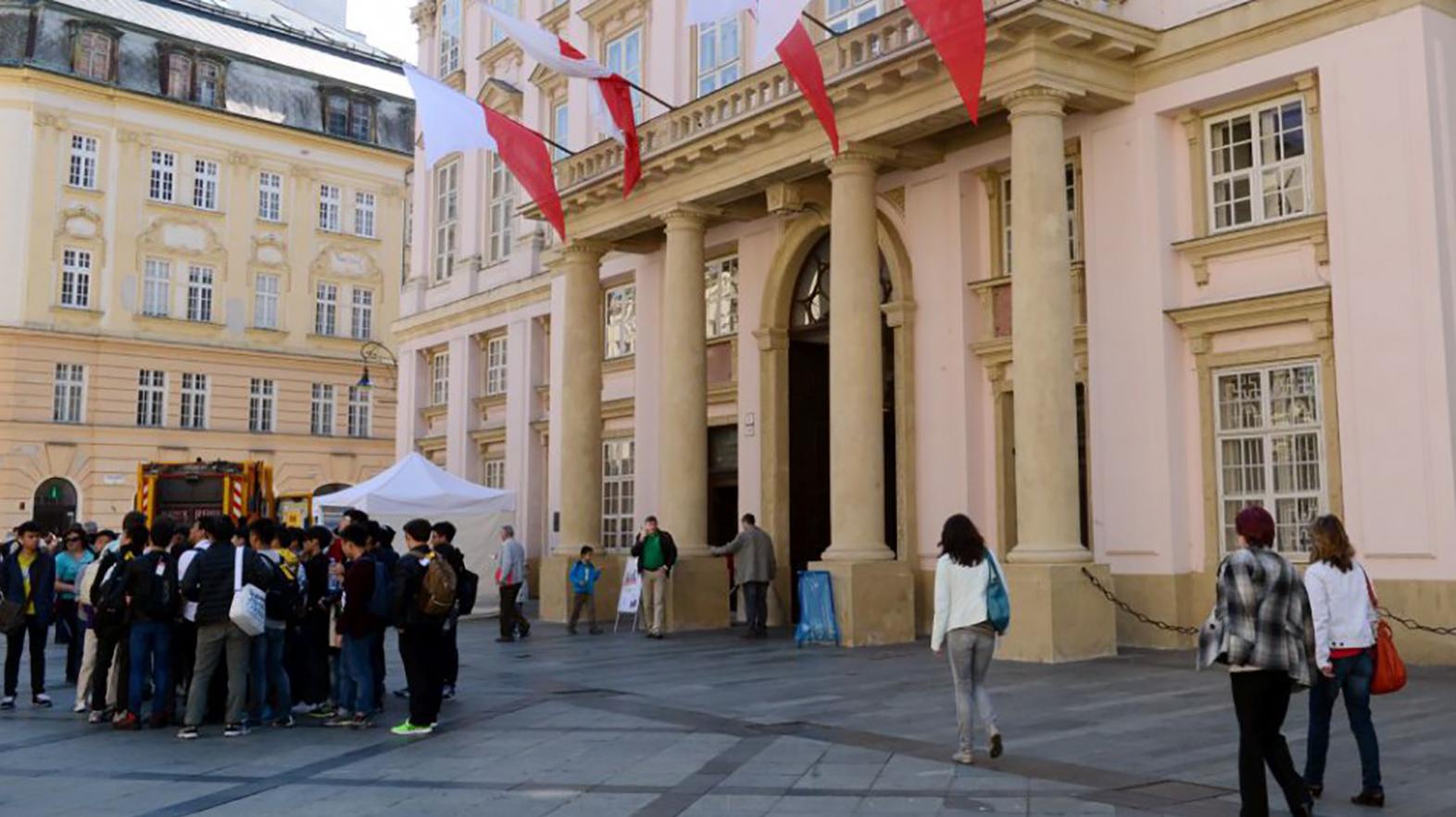 Mesto Bratislava deklaruje, že s verejnými financiami nakladá hospodárne