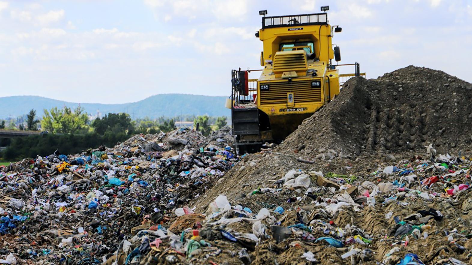 Poslanci vyzývajú mesto na zastavenie výstavby skládky v Matejovciach