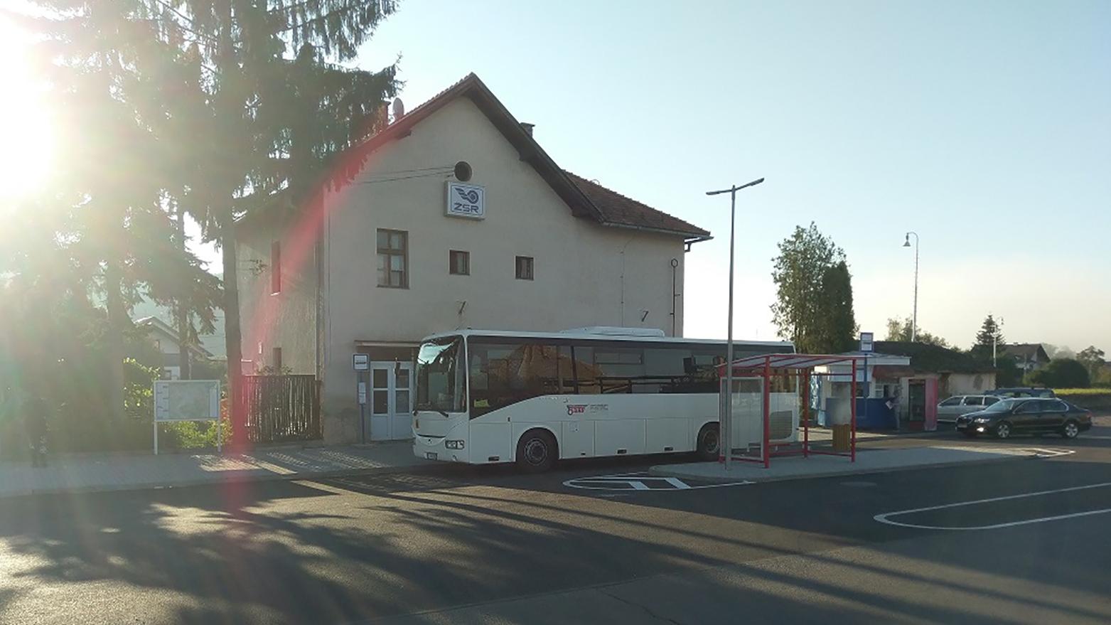 MAS Hornohrad zaplatila obciam v okrese Poltár obnovu zastávok a parkovísk