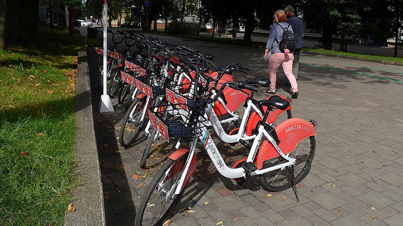 K bezplatnej MHD pribudli zdieľané bicykle