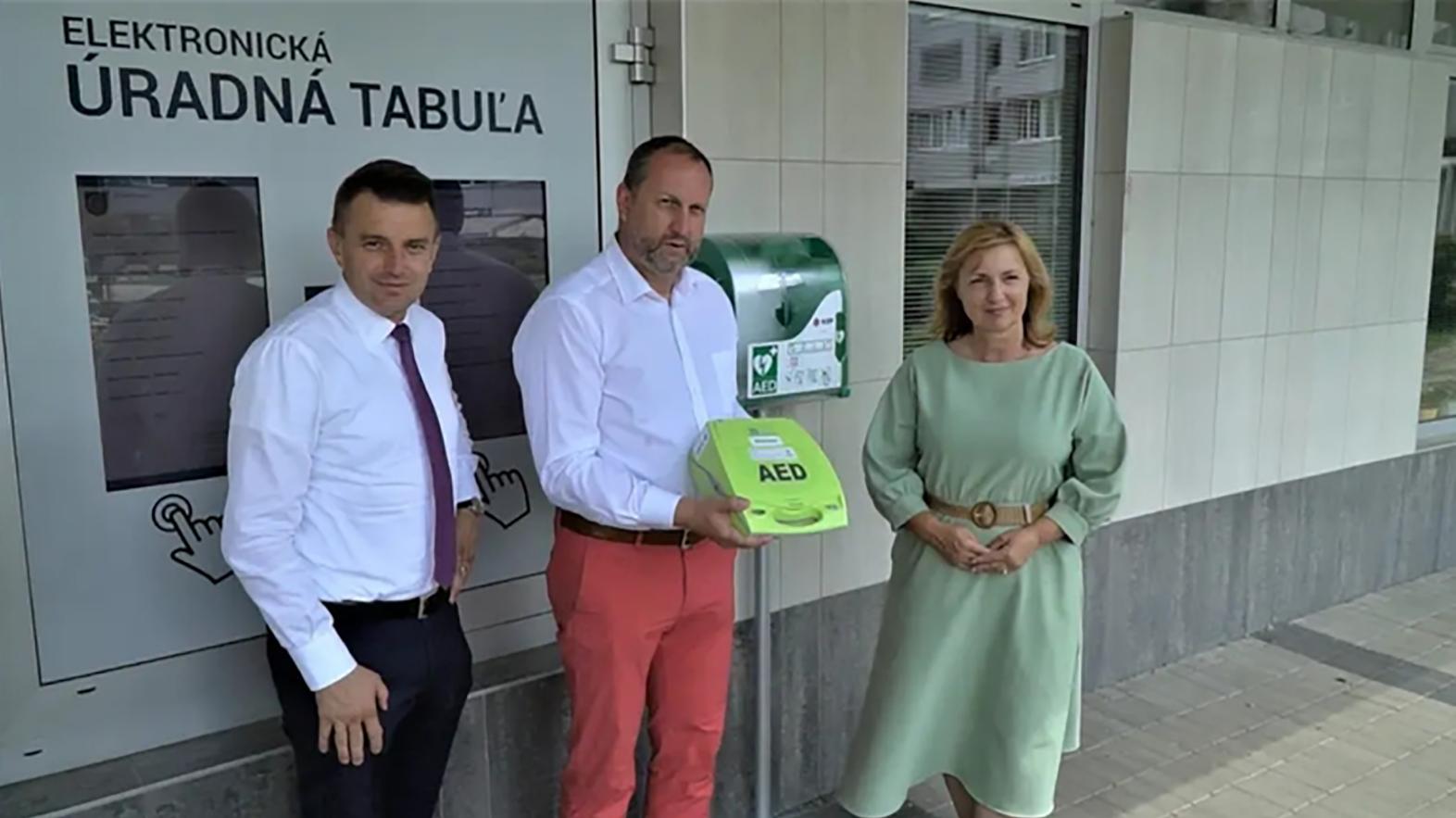 Pri miestnom úrade v Karlovej Vsi pribudol externý defibrilátor