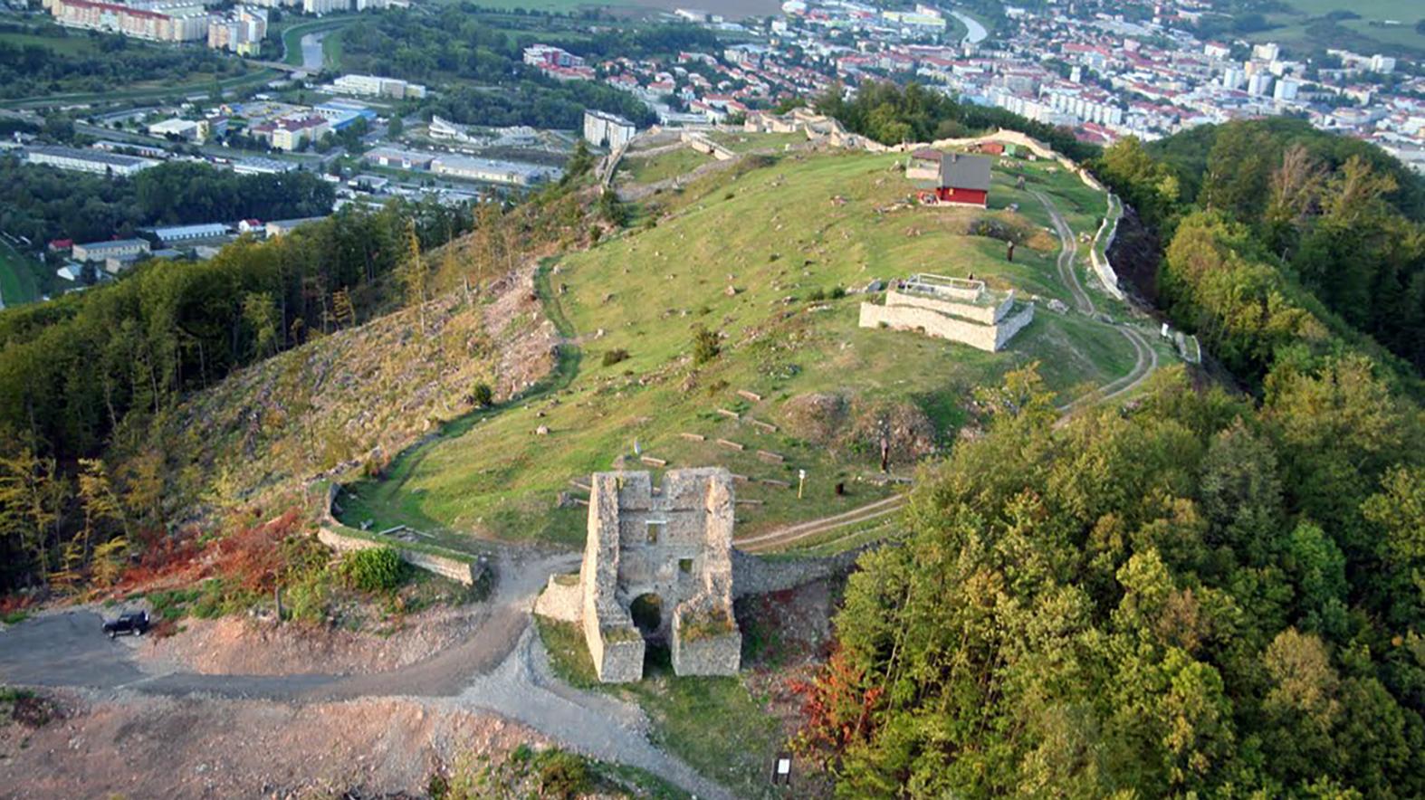 Na Pustom hrade sa tento rok sústredia na obnovu hlavnej vstupnej brány