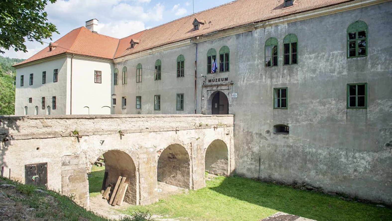 Na hrade Modrý Kameň sprístupnili výstavu čepcov z celého Slovenska