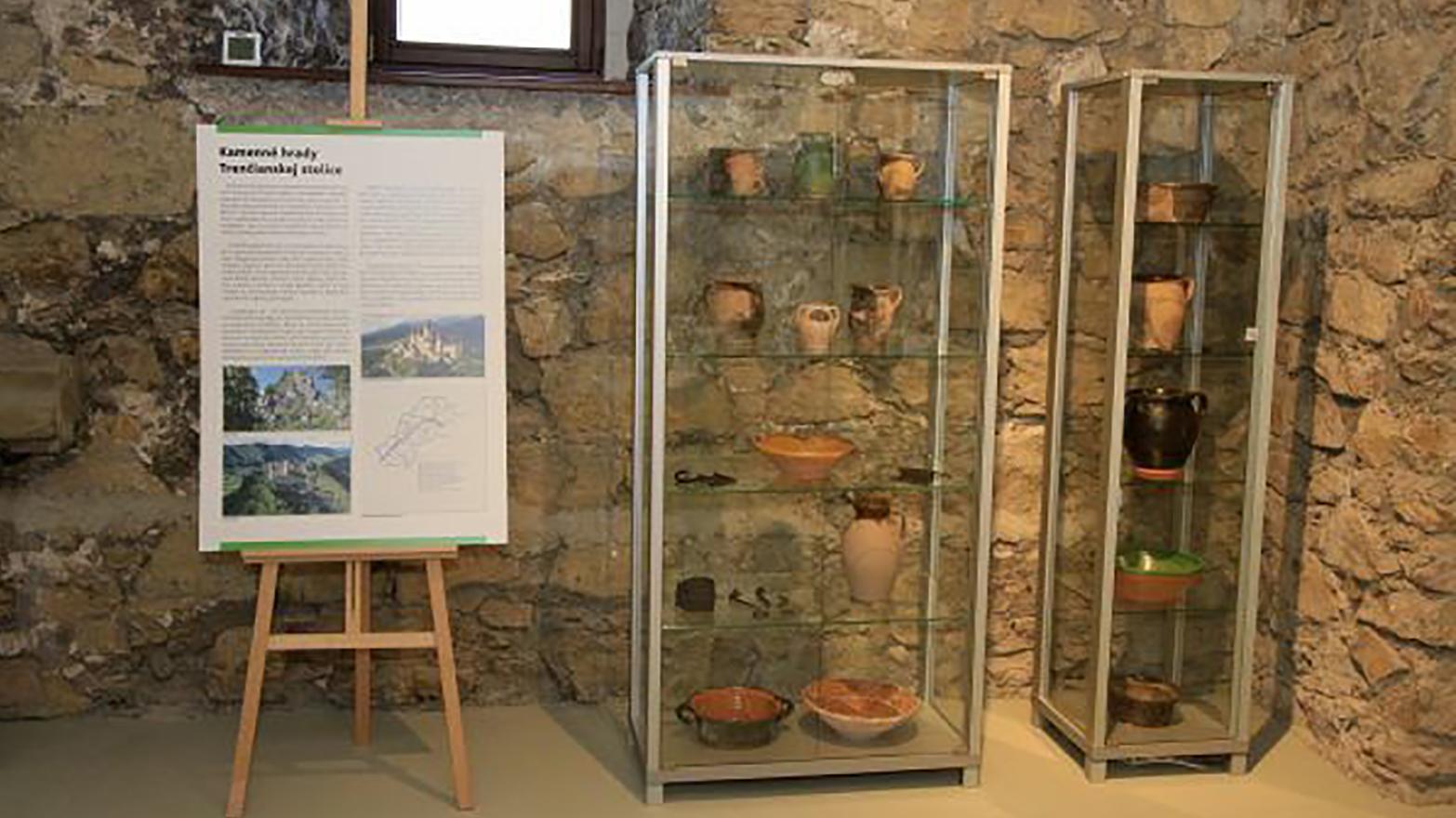 Na hrade Strečno otvorili novú archeologickú expozíciu aj vynovenú mučiareň