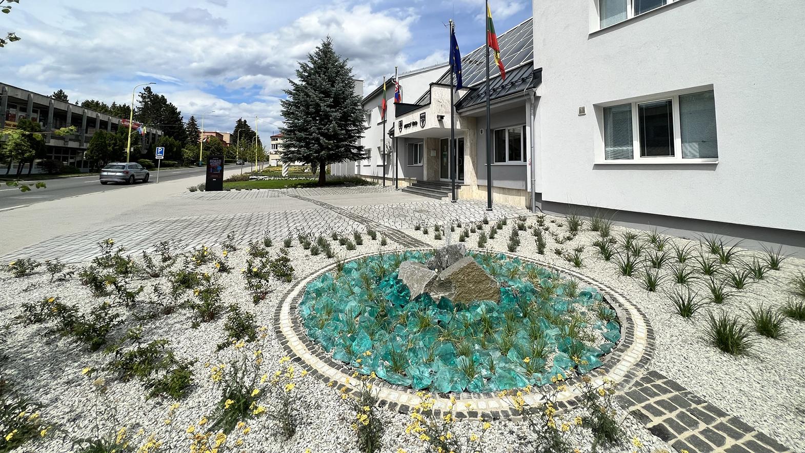 Vynovený priestor pred mestským úradom symbolizuje rieku Ondavu