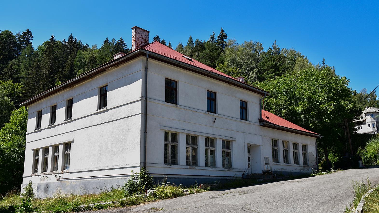 V priestoroch niekdajšej školy vznikne osem nájomných bytov