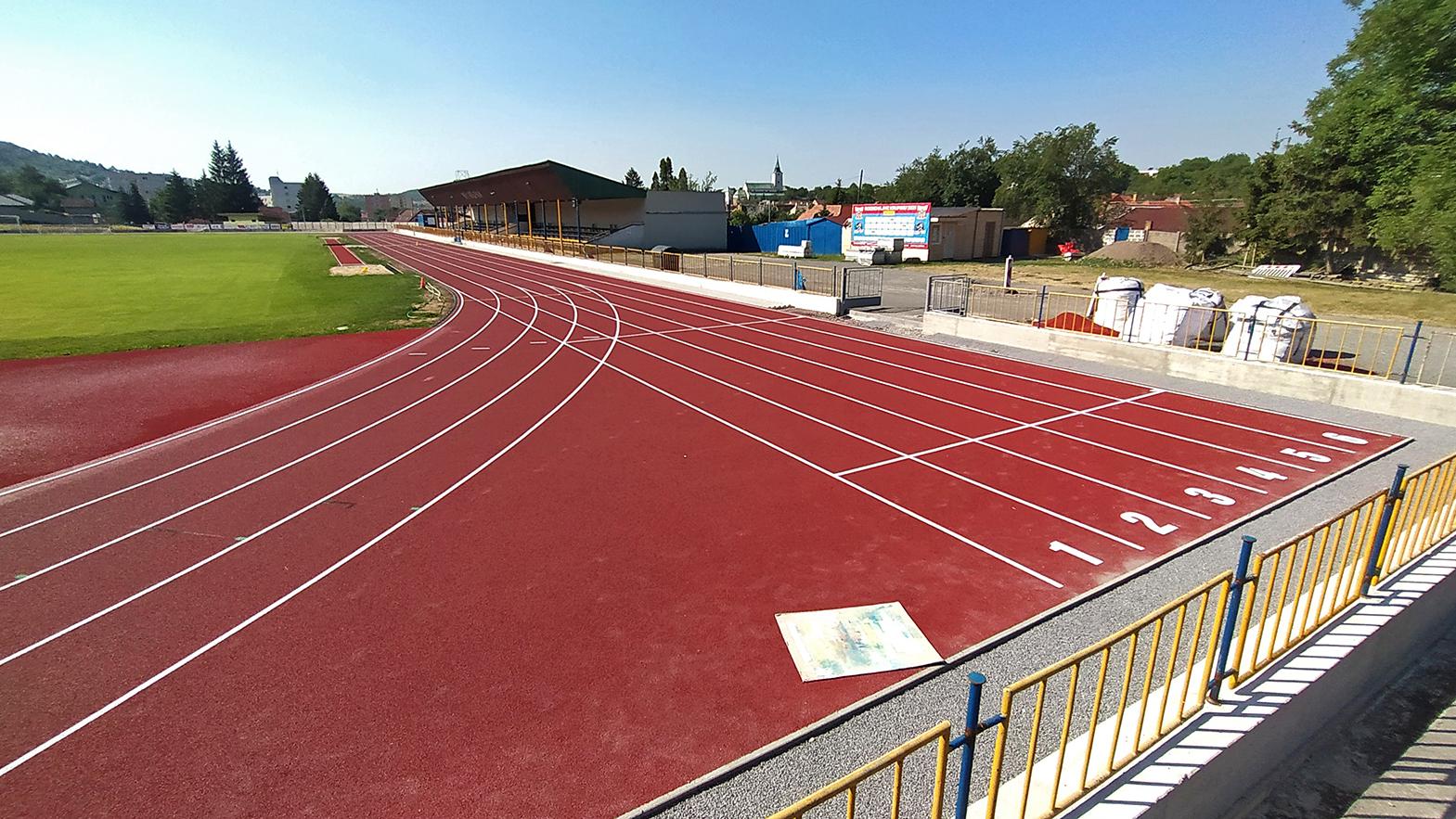 Novú atletickú dráhu si ako prvé súťažne vyskúšajú deti