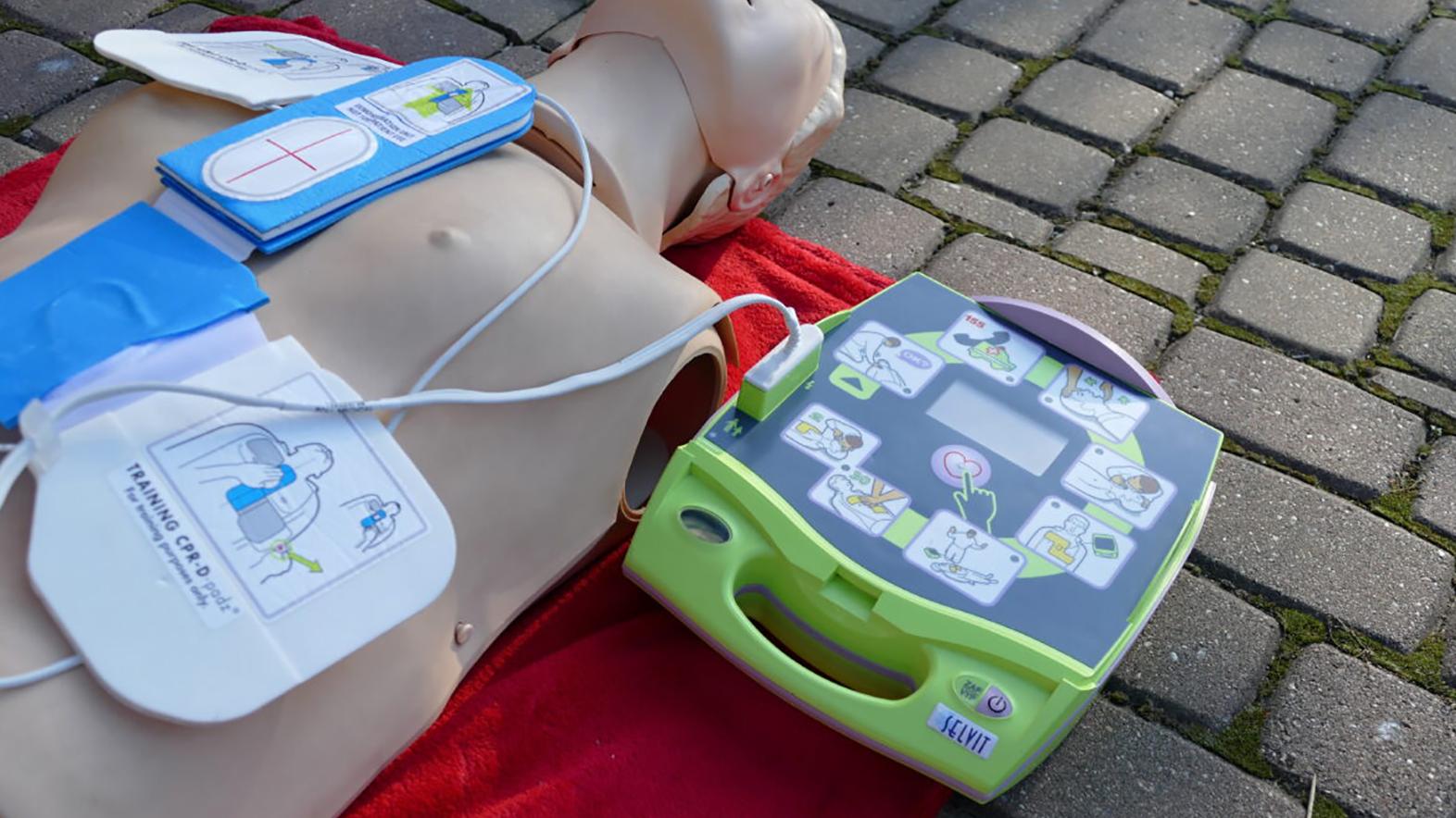 Na budove mestského úradu je nainštalovaný nový externý defibrilátor