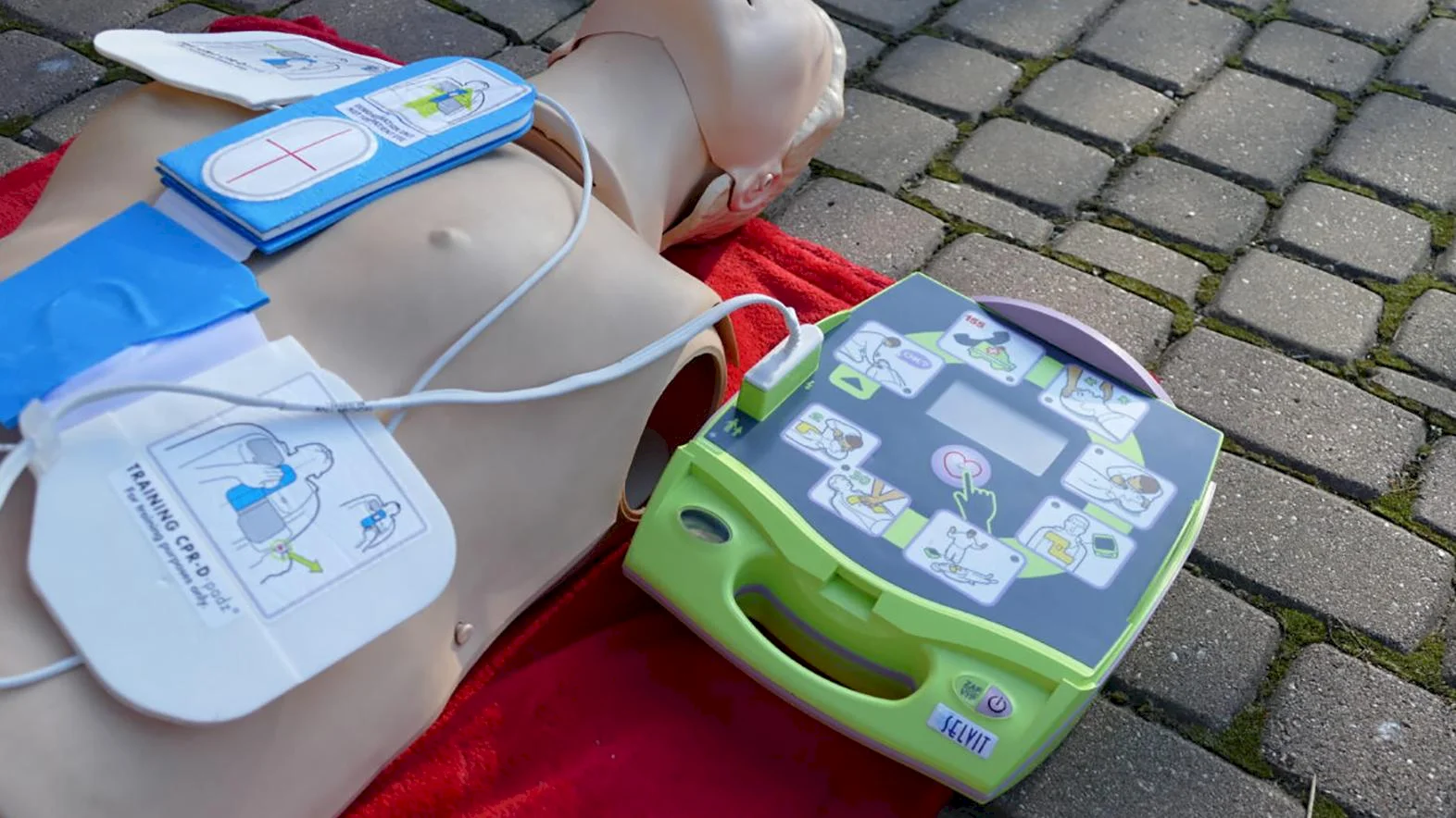 Na budove mestského úradu je nainštalovaný nový externý defibrilátor