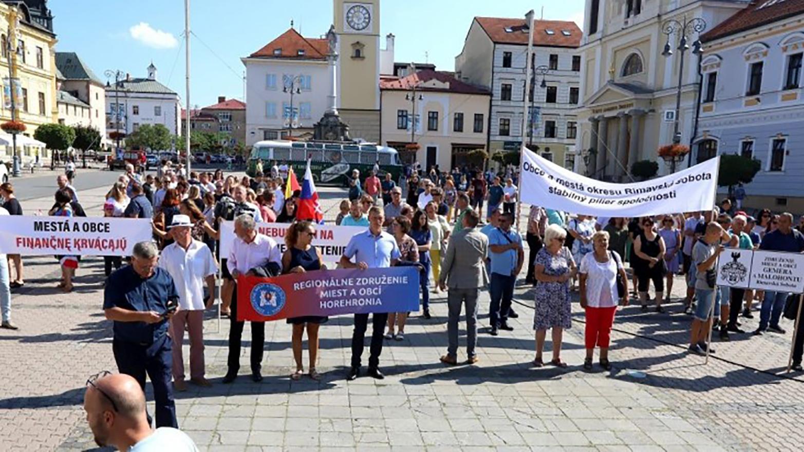Samosprávy žiadali na proteste, aby im vláda podala záchranné koleso