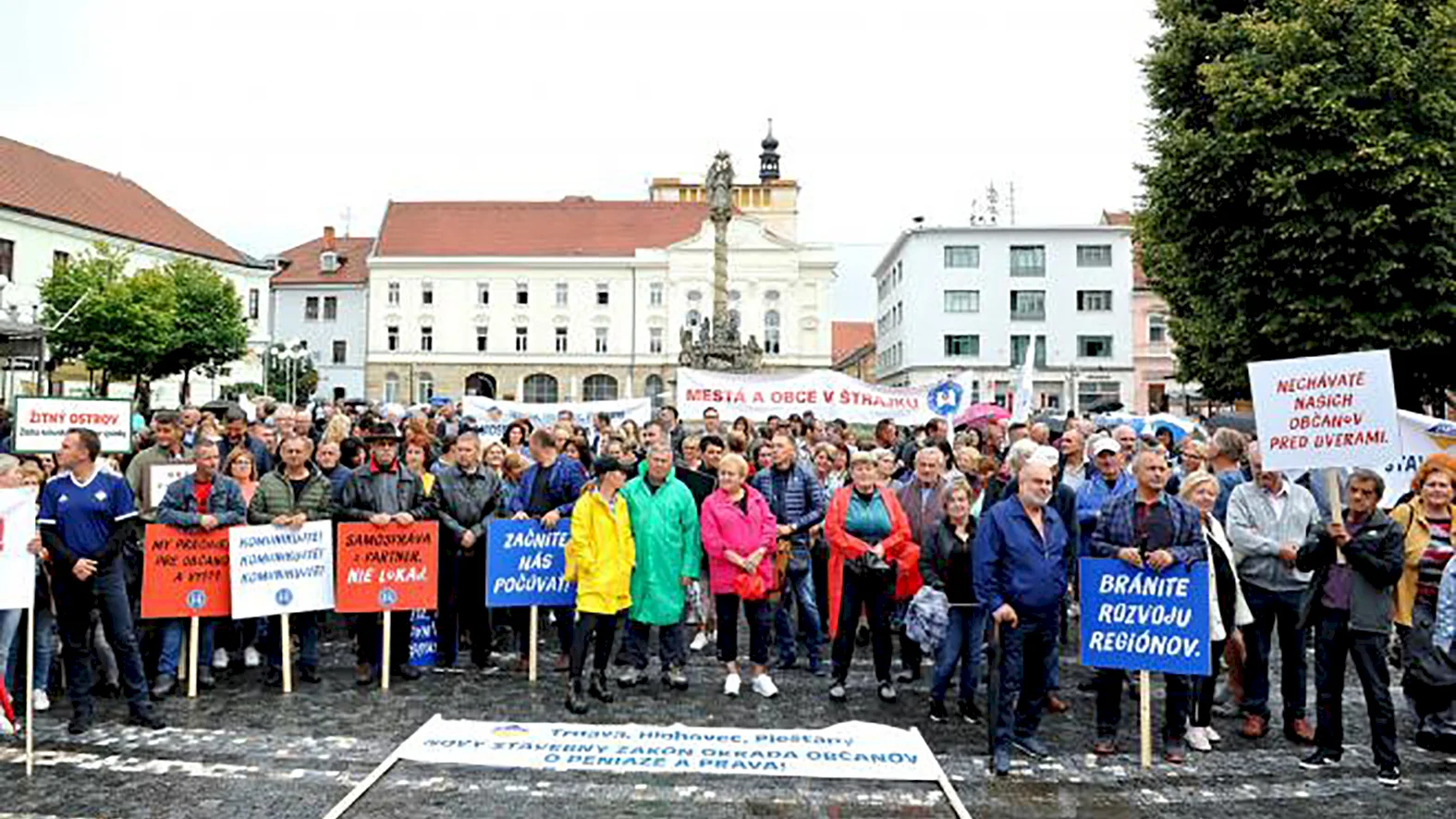 Na protest samospráv prišlo do Trnavy približne 400 ľudí