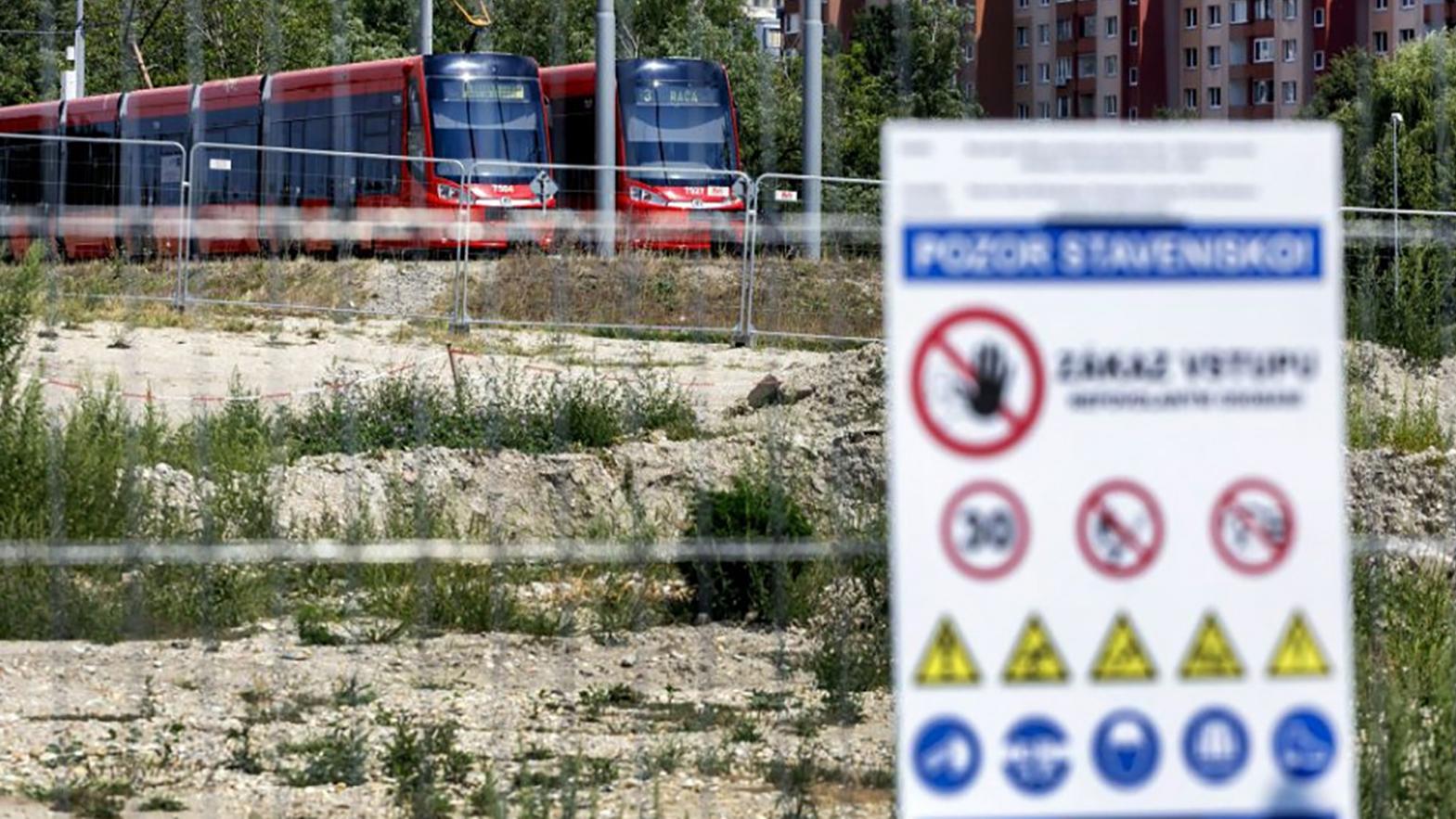 Mesto avizuje postupné zintenzívnenie prác na električke v Petržalke