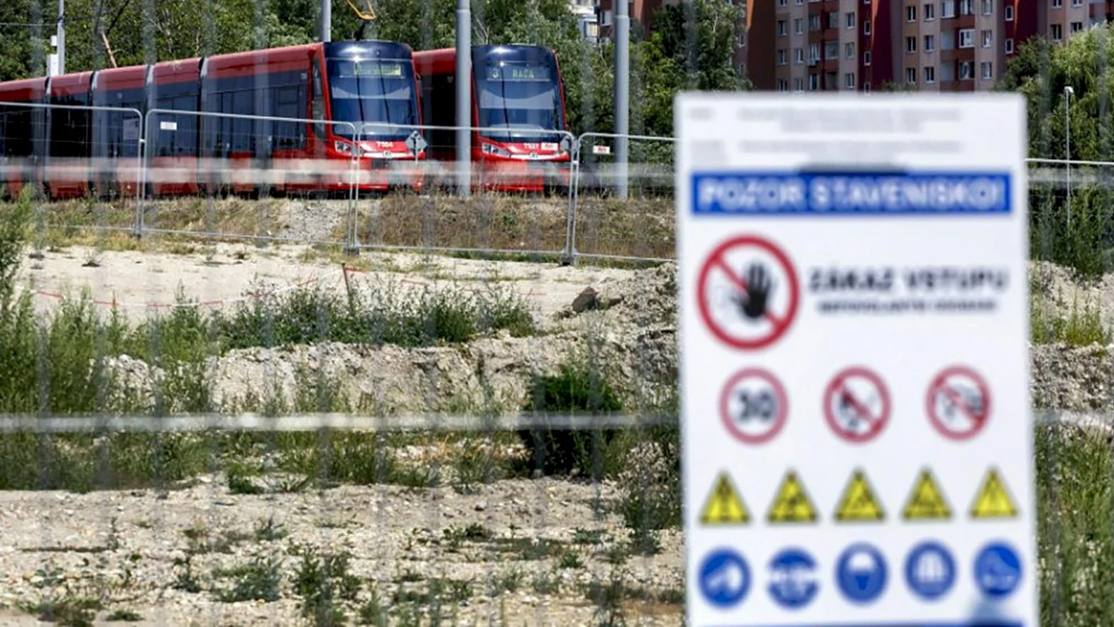 Mesto avizuje postupné zintenzívnenie prác na električke v Petržalke