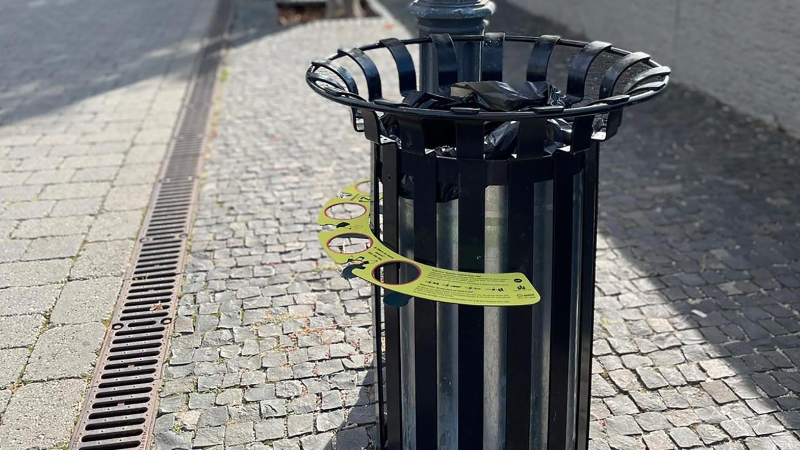 V Starom Meste pribudli koše s držiakmi na pet fľaše a plechovky