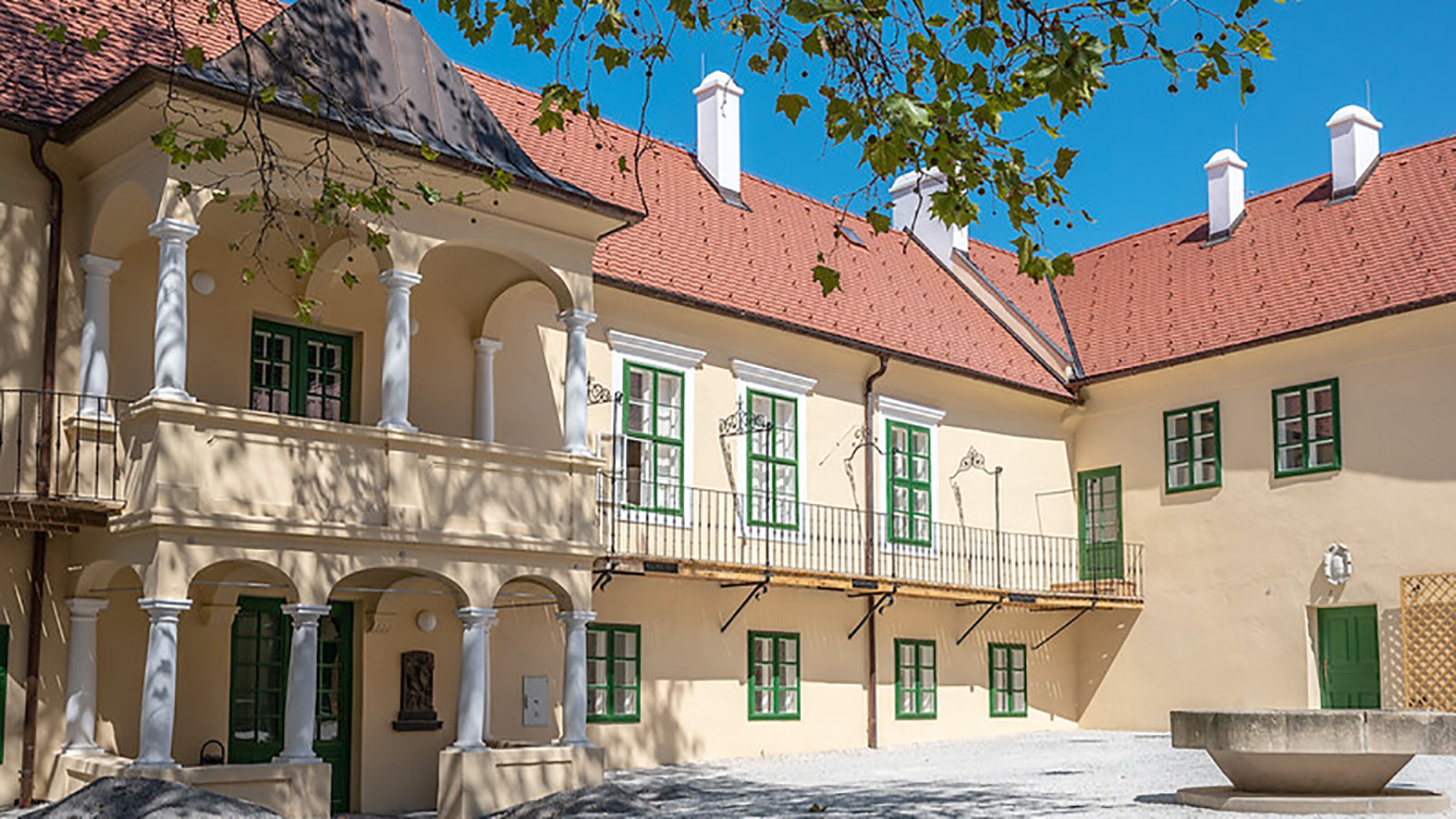 Obnovený modranský kaštieľ otvoria už v októbri