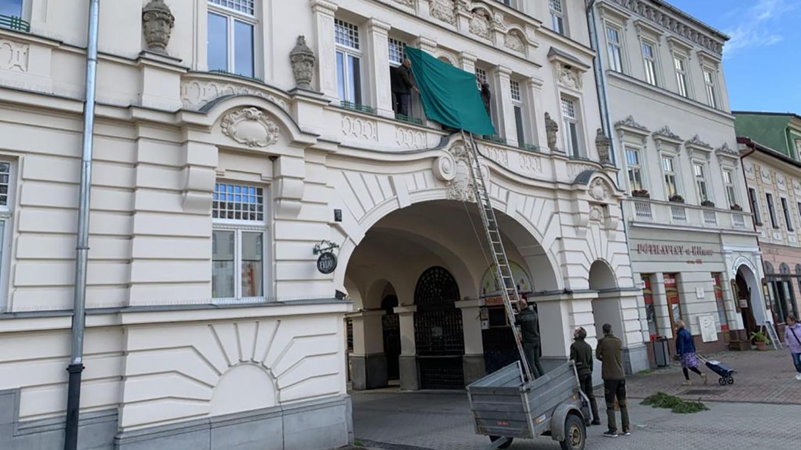 Sochu Madony prinavrátili na priečelie historickej budovy Lesov SR