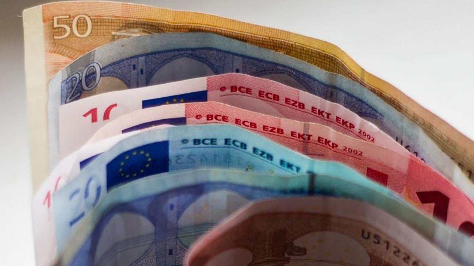 Odmeny i zvýšenie platov pre verejnú správu budú mesto stáť 200 000 eur