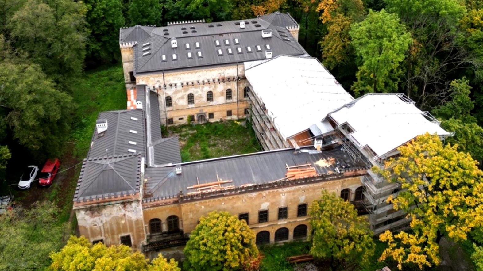 Obnovu strechy kaštieľa Radvanských by mali ukončiť do konca roka